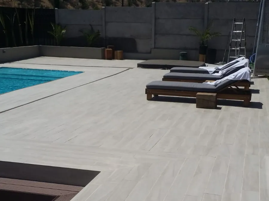 Piscina y terraza terminadas con el cerro de fondo